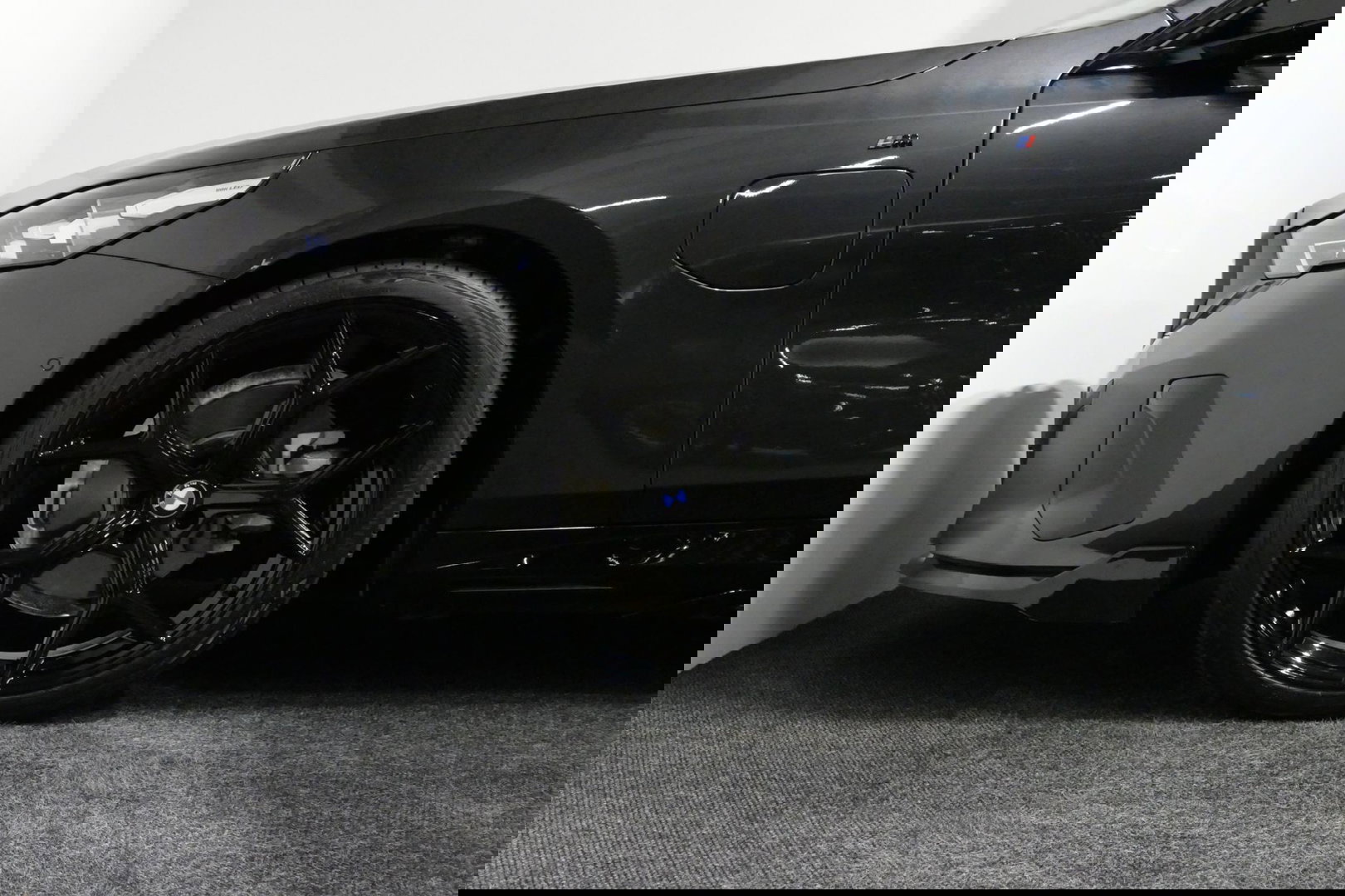 BMW 5 Serie 530e M Sport Edition / M5 Look / M Sport Bodykit / Panoramadak / Stoelkoeling & -verwarming / Iconic Glow / Harman Kardon / Elektr. verstelbare voorstoelen (links memory) / HUD / Rondomzichtcamera / Apple Carplay - Android Auto / Achterbank verwarming / D