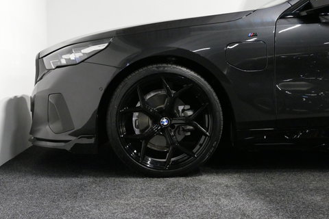 BMW 5 Serie 530e M Sport Edition / M5 Look / M Sport Bodykit / Panoramadak / Stoelkoeling & -verwarming / Iconic Glow / Harman Kardon / Elektr. verstelbare voorstoelen (links memory) / HUD / Rondomzichtcamera / Apple Carplay - Android Auto / Achterbank verwarming / D