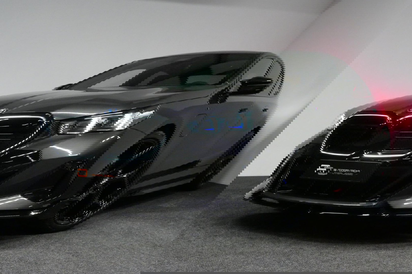 BMW 5 Serie 530e M Sport Edition / M5 Look / M Sport Bodykit / Panoramadak / Stoelkoeling & -verwarming / Iconic Glow / Harman Kardon / Elektr. verstelbare voorstoelen (links memory) / HUD / Rondomzichtcamera / Apple Carplay - Android Auto / Achterbank verwarming / D