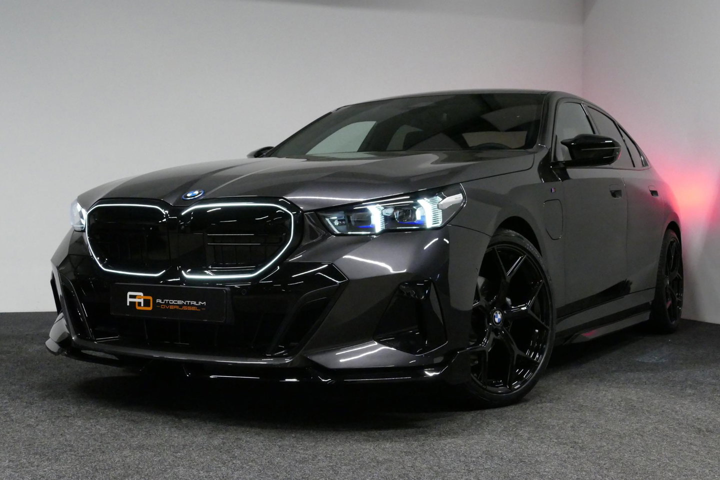 BMW 5 Serie 530e M Sport Edition / M5 Look / M Sport Bodykit / Panoramadak / Stoelkoeling & -verwarming / Iconic Glow / Harman Kardon / Elektr. verstelbare voorstoelen (links memory) / HUD / Rondomzichtcamera / Apple Carplay - Android Auto / Achterbank verwarming / D