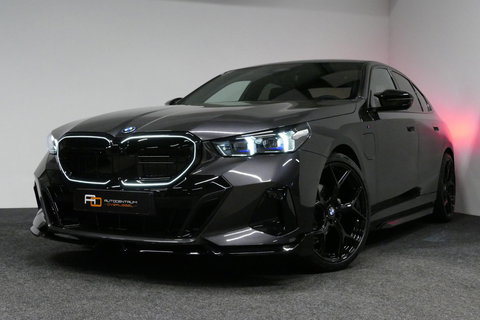 BMW 5 Serie 530e M Sport Edition / M5 Look / M Sport Bodykit / Panoramadak / Stoelkoeling & -verwarming / Iconic Glow / Harman Kardon / Elektr. verstelbare voorstoelen (links memory) / HUD / Rondomzichtcamera / Apple Carplay - Android Auto / Achterbank verwarming / D