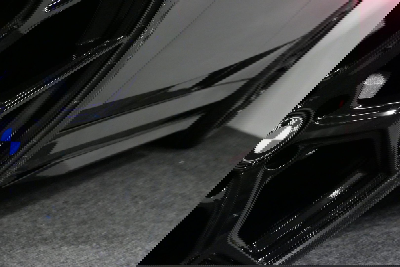 BMW 5 Serie 530e M Sport Edition / M5 Look / M Sport Bodykit / Panoramadak / Stoelkoeling & -verwarming / Iconic Glow / Harman Kardon / Elektr. verstelbare voorstoelen (links memory) / HUD / Rondomzichtcamera / Apple Carplay - Android Auto / Achterbank verwarming / D