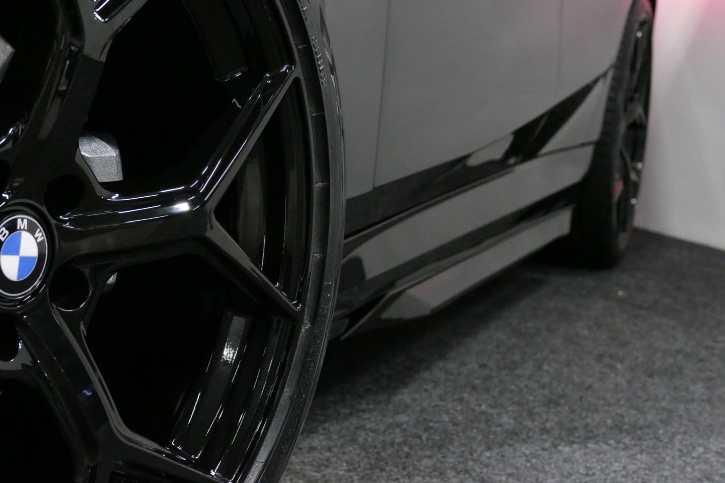 BMW 5 Serie 530e M Sport Edition / M5 Look / M Sport Bodykit / Panoramadak / Stoelkoeling & -verwarming / Iconic Glow / Harman Kardon / Elektr. verstelbare voorstoelen (links memory) / HUD / Rondomzichtcamera / Apple Carplay - Android Auto / Achterbank verwarming / D