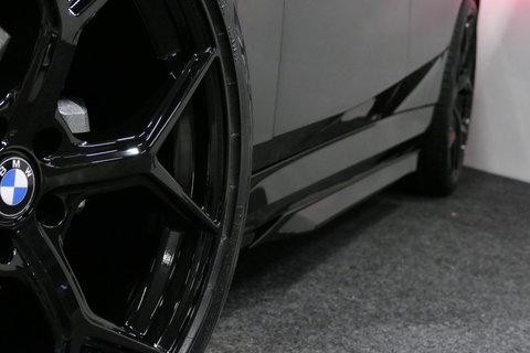 BMW 5 Serie 530e M Sport Edition / M5 Look / M Sport Bodykit / Panoramadak / Stoelkoeling & -verwarming / Iconic Glow / Harman Kardon / Elektr. verstelbare voorstoelen (links memory) / HUD / Rondomzichtcamera / Apple Carplay - Android Auto / Achterbank verwarming / D