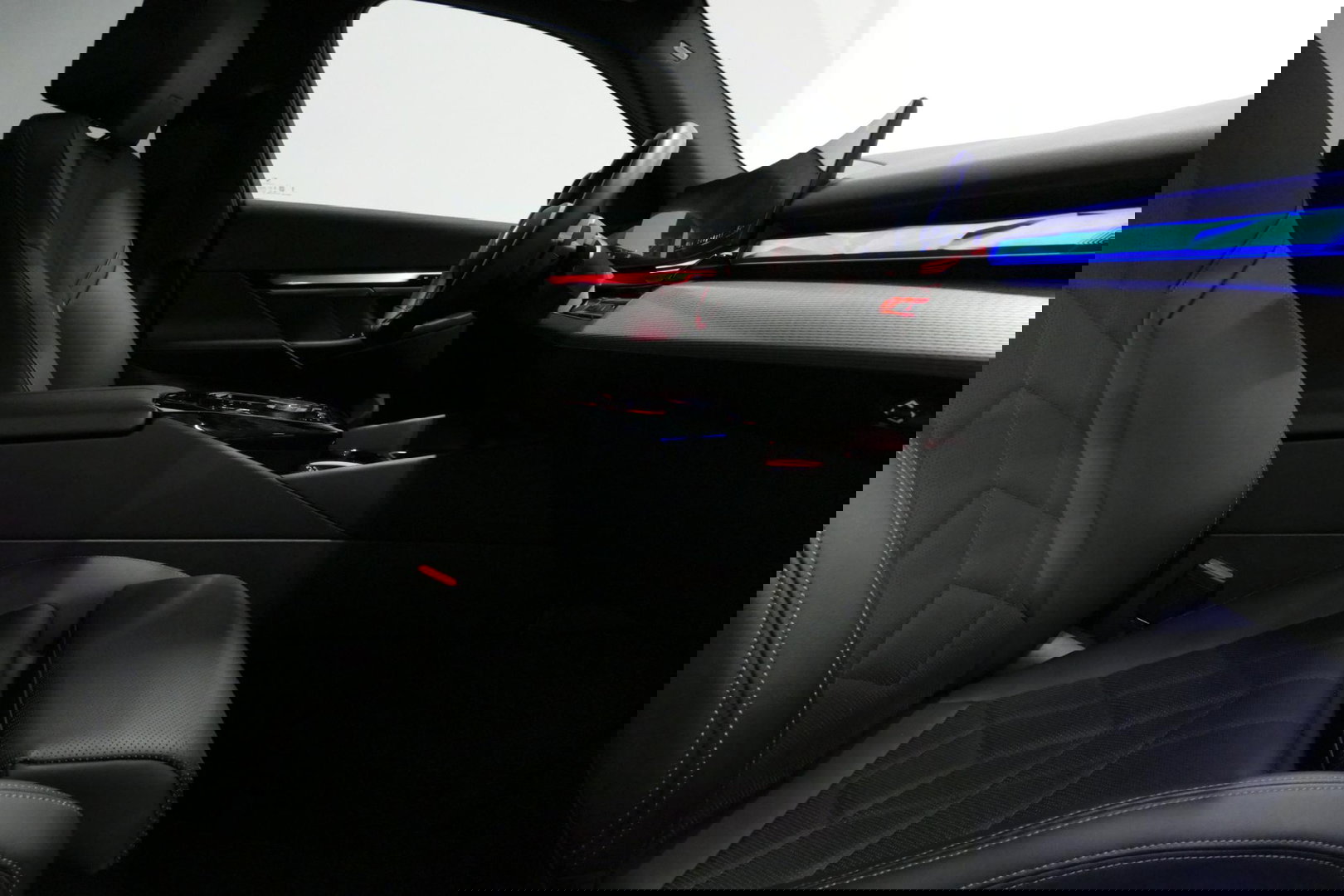 BMW 5 Serie 530e M Sport Edition / M5 Look / M Sport Bodykit / Panoramadak / Stoelkoeling & -verwarming / Iconic Glow / Harman Kardon / Elektr. verstelbare voorstoelen (links memory) / HUD / Rondomzichtcamera / Apple Carplay - Android Auto / Achterbank verwarming / D