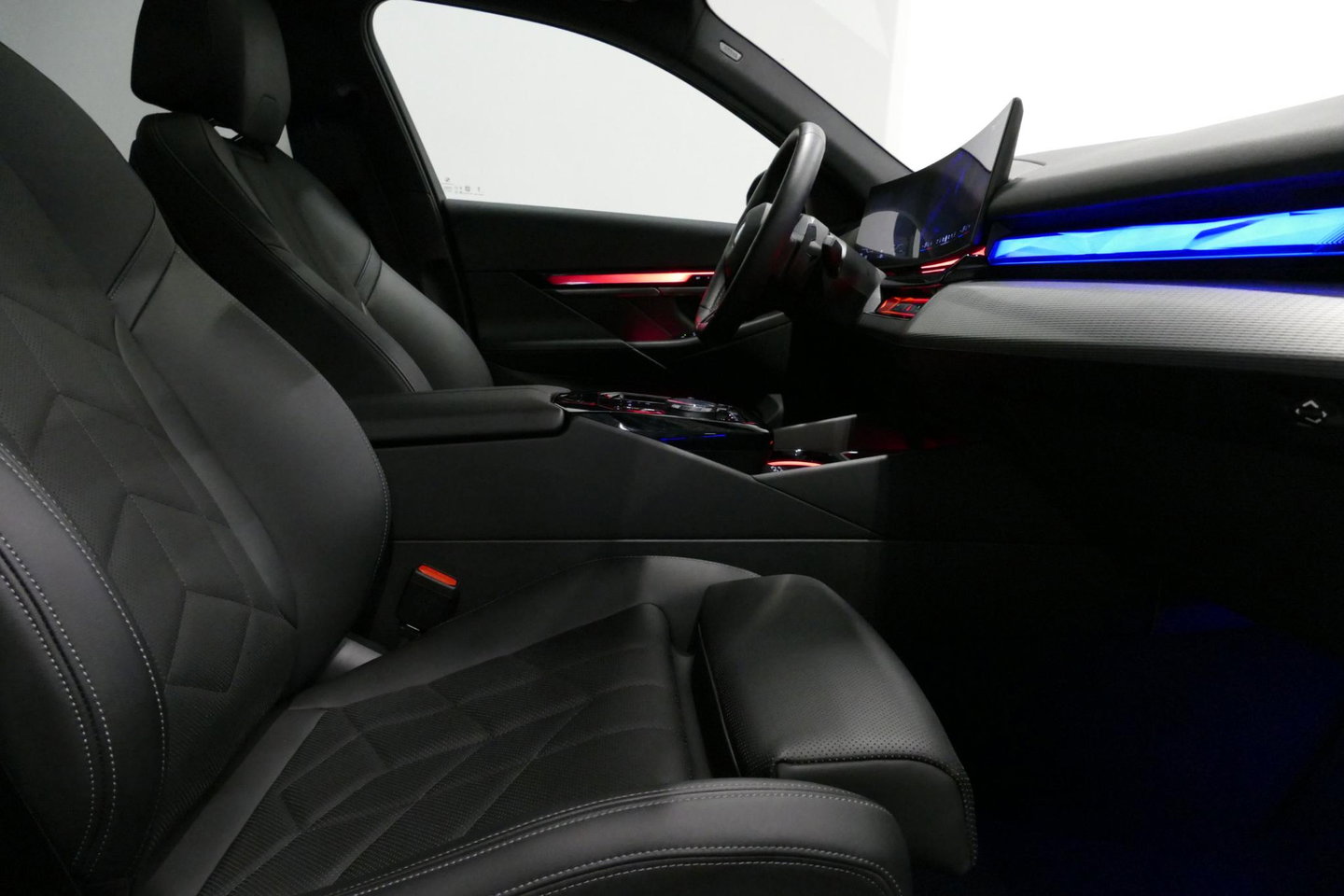 BMW 5 Serie 530e M Sport Edition / M5 Look / M Sport Bodykit / Panoramadak / Stoelkoeling & -verwarming / Iconic Glow / Harman Kardon / Elektr. verstelbare voorstoelen (links memory) / HUD / Rondomzichtcamera / Apple Carplay - Android Auto / Achterbank verwarming / D