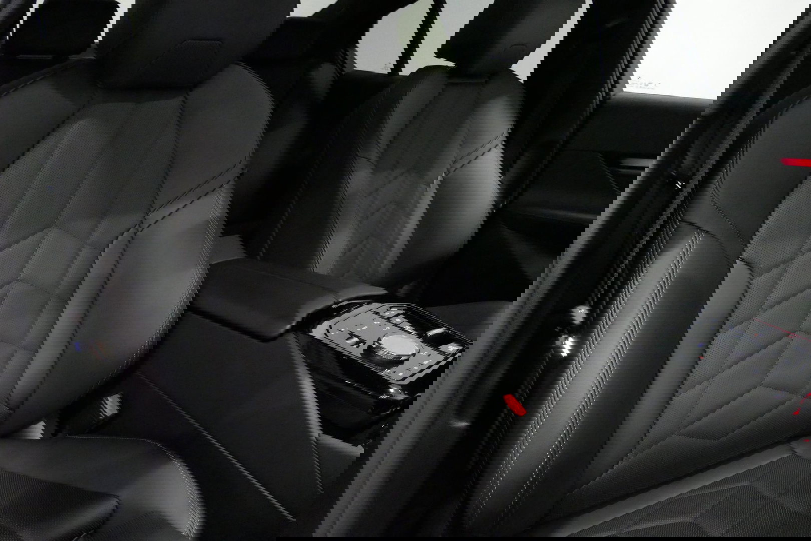 BMW 5 Serie 530e M Sport Edition / M5 Look / M Sport Bodykit / Panoramadak / Stoelkoeling & -verwarming / Iconic Glow / Harman Kardon / Elektr. verstelbare voorstoelen (links memory) / HUD / Rondomzichtcamera / Apple Carplay - Android Auto / Achterbank verwarming / D