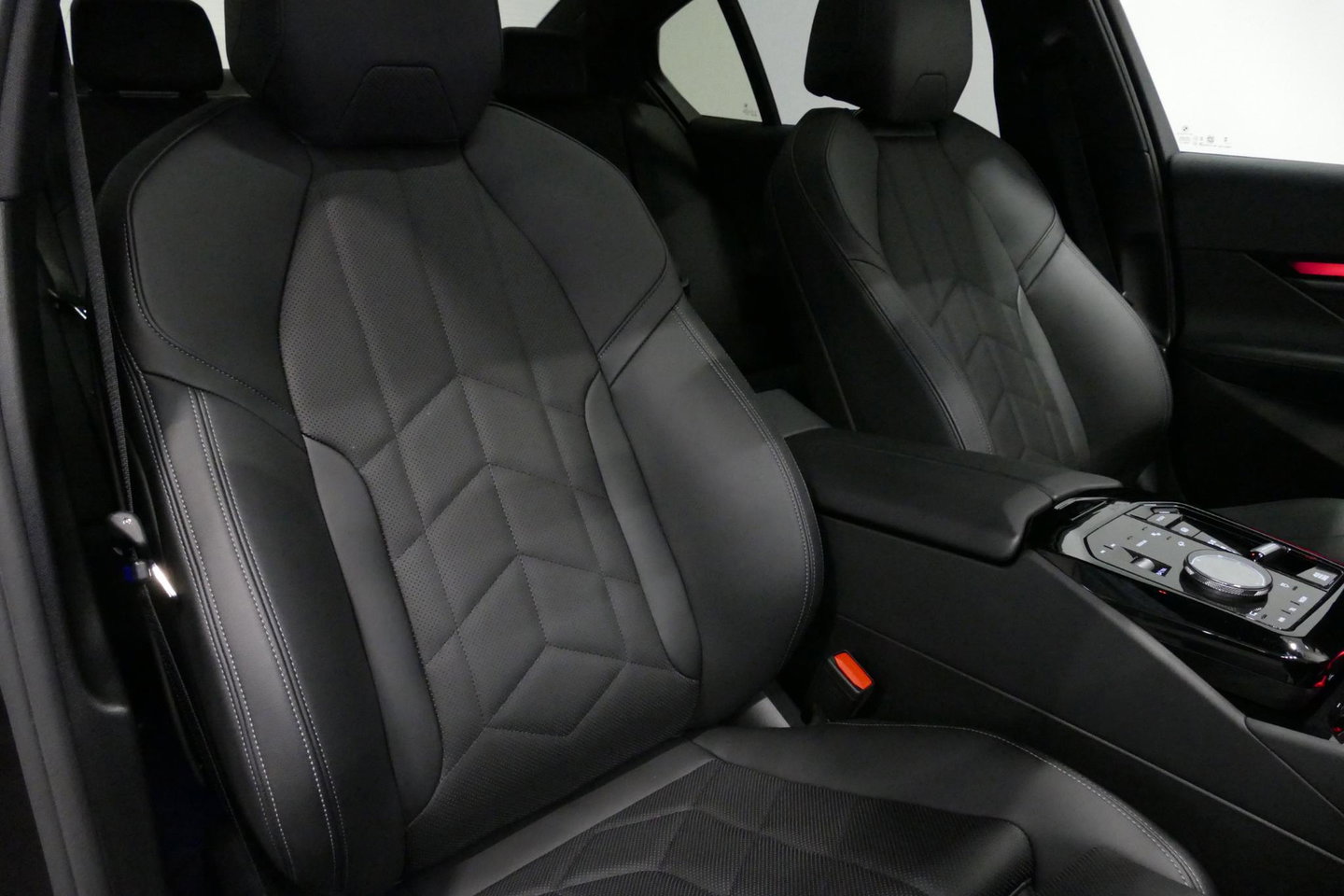 BMW 5 Serie 530e M Sport Edition / M5 Look / M Sport Bodykit / Panoramadak / Stoelkoeling & -verwarming / Iconic Glow / Harman Kardon / Elektr. verstelbare voorstoelen (links memory) / HUD / Rondomzichtcamera / Apple Carplay - Android Auto / Achterbank verwarming / D