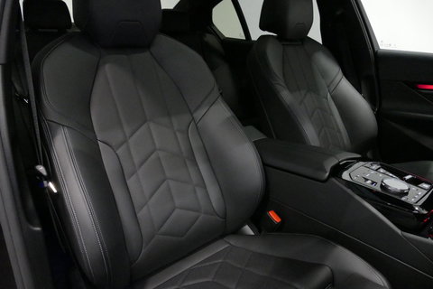 BMW 5 Serie 530e M Sport Edition / M5 Look / M Sport Bodykit / Panoramadak / Stoelkoeling & -verwarming / Iconic Glow / Harman Kardon / Elektr. verstelbare voorstoelen (links memory) / HUD / Rondomzichtcamera / Apple Carplay - Android Auto / Achterbank verwarming / D