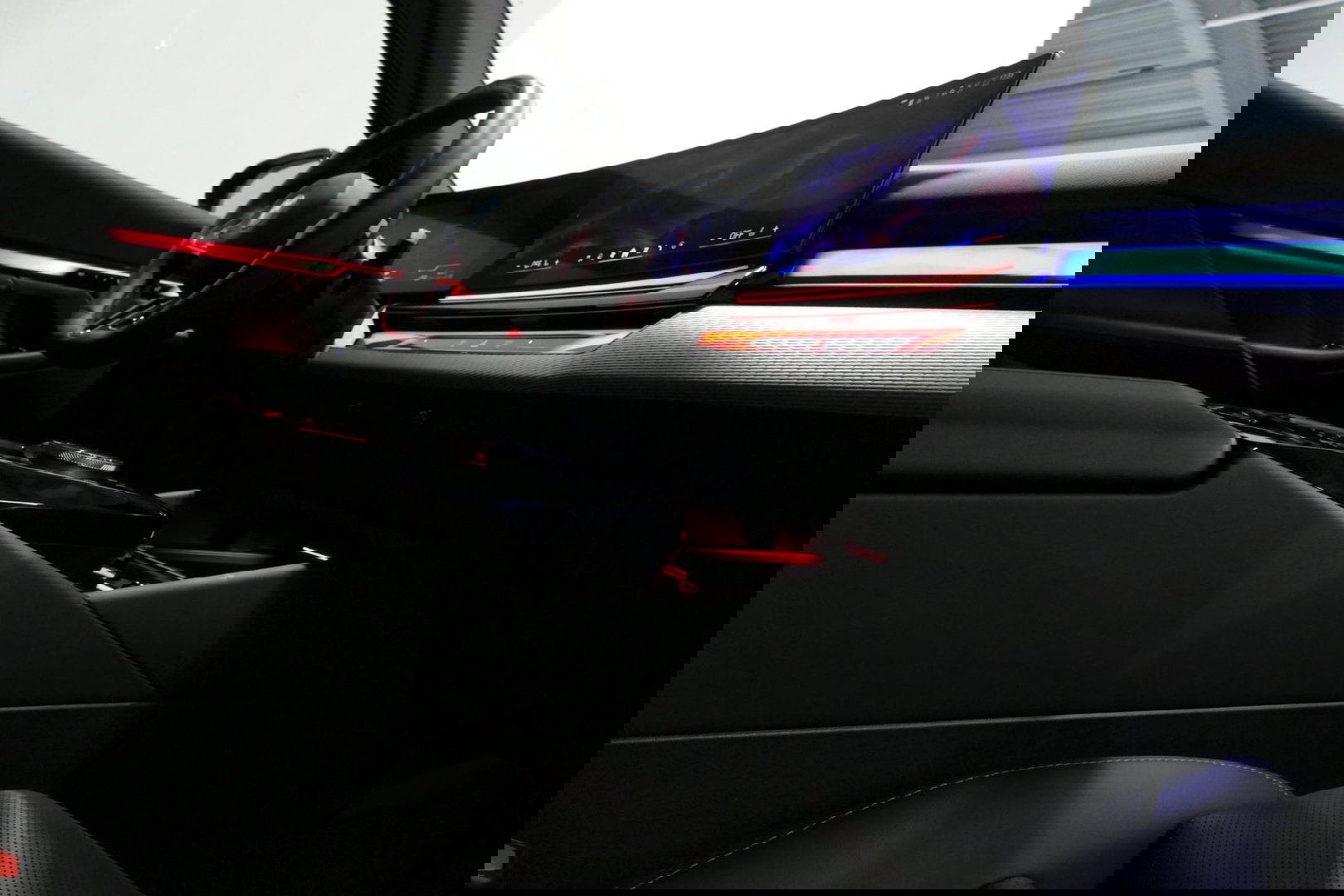 BMW 5 Serie 530e M Sport Edition / M5 Look / M Sport Bodykit / Panoramadak / Stoelkoeling & -verwarming / Iconic Glow / Harman Kardon / Elektr. verstelbare voorstoelen (links memory) / HUD / Rondomzichtcamera / Apple Carplay - Android Auto / Achterbank verwarming / D