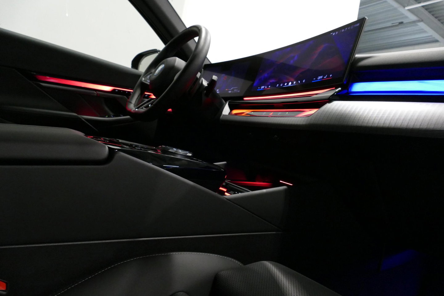 BMW 5 Serie 530e M Sport Edition / M5 Look / M Sport Bodykit / Panoramadak / Stoelkoeling & -verwarming / Iconic Glow / Harman Kardon / Elektr. verstelbare voorstoelen (links memory) / HUD / Rondomzichtcamera / Apple Carplay - Android Auto / Achterbank verwarming / D