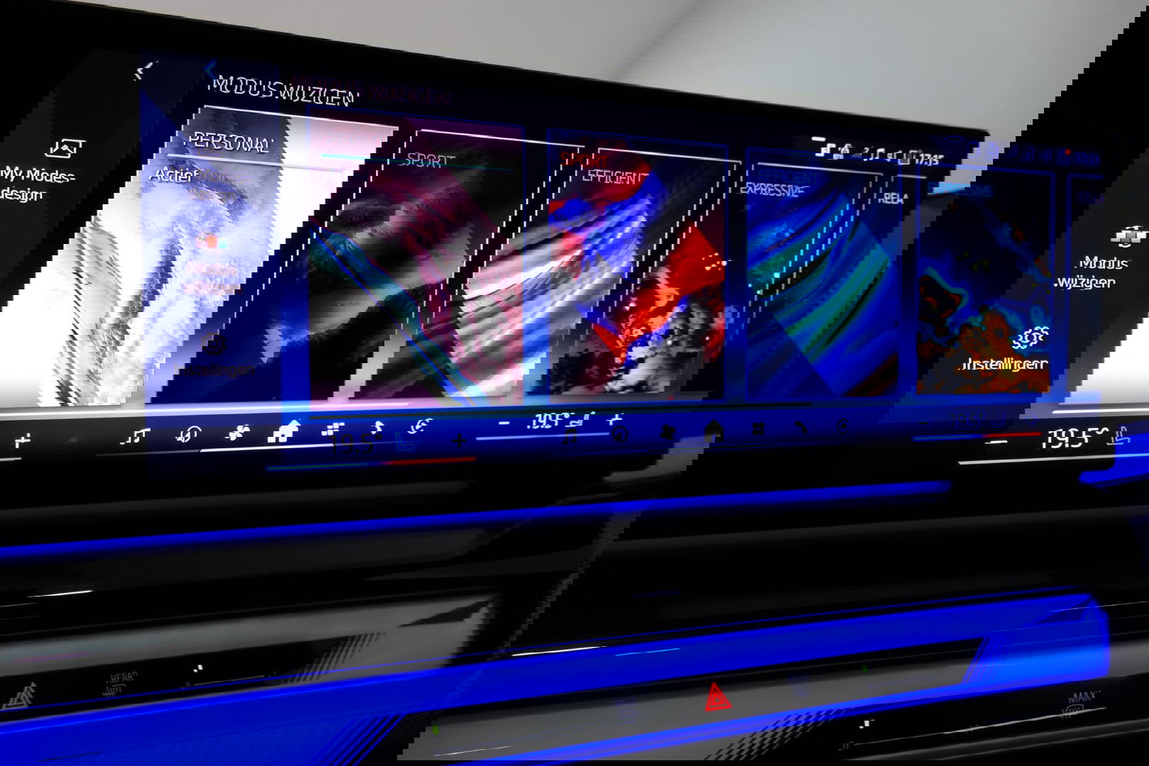 BMW 5 Serie 530e M Sport Edition / M5 Look / M Sport Bodykit / Panoramadak / Stoelkoeling & -verwarming / Iconic Glow / Harman Kardon / Elektr. verstelbare voorstoelen (links memory) / HUD / Rondomzichtcamera / Apple Carplay - Android Auto / Achterbank verwarming / D