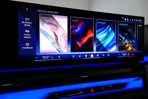 BMW 5 Serie 530e M Sport Edition / M5 Look / M Sport Bodykit / Panoramadak / Stoelkoeling & -verwarming / Iconic Glow / Harman Kardon / Elektr. verstelbare voorstoelen (links memory) / HUD / Rondomzichtcamera / Apple Carplay - Android Auto / Achterbank verwarming / D