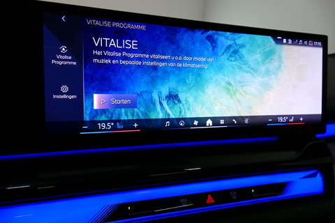 BMW 5 Serie 530e M Sport Edition / M5 Look / M Sport Bodykit / Panoramadak / Stoelkoeling & -verwarming / Iconic Glow / Harman Kardon / Elektr. verstelbare voorstoelen (links memory) / HUD / Rondomzichtcamera / Apple Carplay - Android Auto / Achterbank verwarming / D