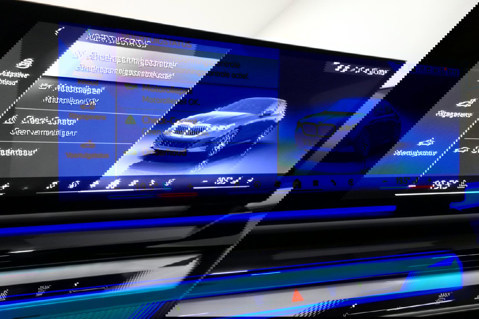 BMW 5 Serie 530e M Sport Edition / M5 Look / M Sport Bodykit / Panoramadak / Stoelkoeling & -verwarming / Iconic Glow / Harman Kardon / Elektr. verstelbare voorstoelen (links memory) / HUD / Rondomzichtcamera / Apple Carplay - Android Auto / Achterbank verwarming / D