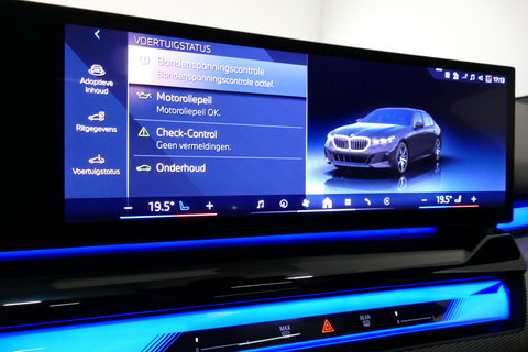 BMW 5 Serie 530e M Sport Edition / M5 Look / M Sport Bodykit / Panoramadak / Stoelkoeling & -verwarming / Iconic Glow / Harman Kardon / Elektr. verstelbare voorstoelen (links memory) / HUD / Rondomzichtcamera / Apple Carplay - Android Auto / Achterbank verwarming / D