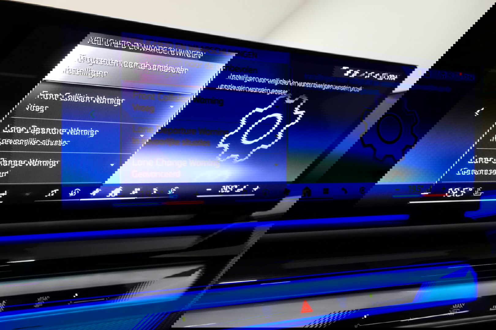 BMW 5 Serie 530e M Sport Edition / M5 Look / M Sport Bodykit / Panoramadak / Stoelkoeling & -verwarming / Iconic Glow / Harman Kardon / Elektr. verstelbare voorstoelen (links memory) / HUD / Rondomzichtcamera / Apple Carplay - Android Auto / Achterbank verwarming / D