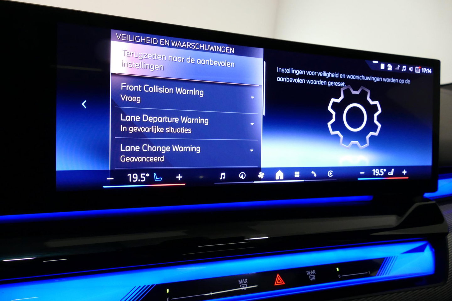 BMW 5 Serie 530e M Sport Edition / M5 Look / M Sport Bodykit / Panoramadak / Stoelkoeling & -verwarming / Iconic Glow / Harman Kardon / Elektr. verstelbare voorstoelen (links memory) / HUD / Rondomzichtcamera / Apple Carplay - Android Auto / Achterbank verwarming / D