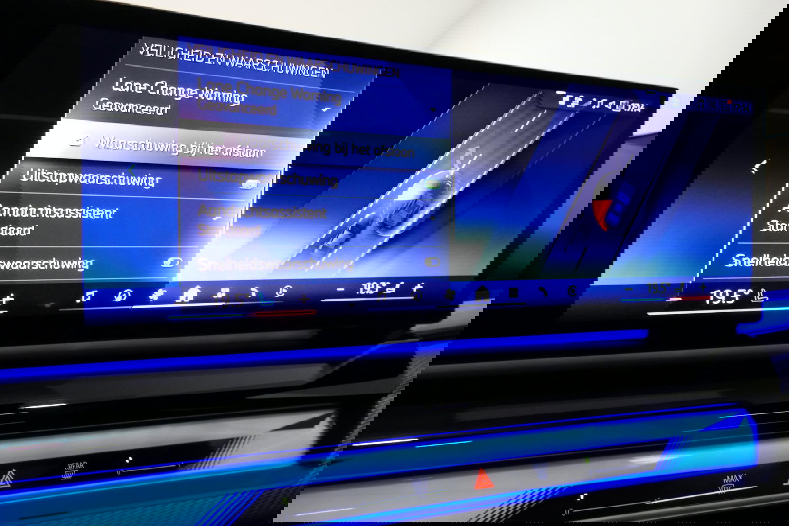 BMW 5 Serie 530e M Sport Edition / M5 Look / M Sport Bodykit / Panoramadak / Stoelkoeling & -verwarming / Iconic Glow / Harman Kardon / Elektr. verstelbare voorstoelen (links memory) / HUD / Rondomzichtcamera / Apple Carplay - Android Auto / Achterbank verwarming / D