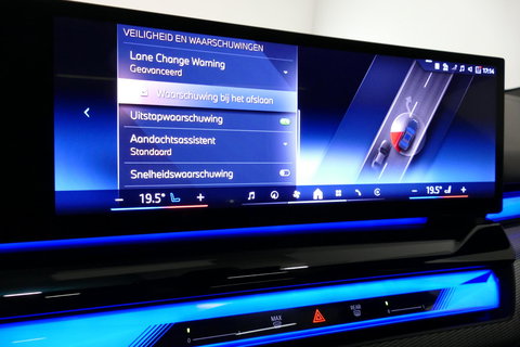 BMW 5 Serie 530e M Sport Edition / M5 Look / M Sport Bodykit / Panoramadak / Stoelkoeling & -verwarming / Iconic Glow / Harman Kardon / Elektr. verstelbare voorstoelen (links memory) / HUD / Rondomzichtcamera / Apple Carplay - Android Auto / Achterbank verwarming / D