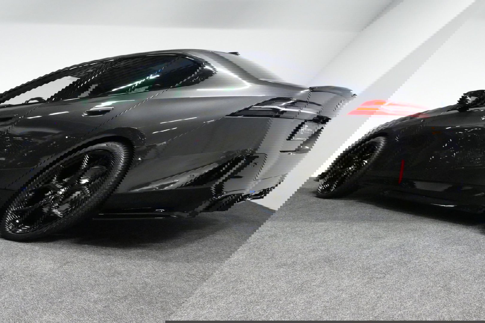 BMW 5 Serie 530e M Sport Edition / M5 Look / M Sport Bodykit / Panoramadak / Stoelkoeling & -verwarming / Iconic Glow / Harman Kardon / Elektr. verstelbare voorstoelen (links memory) / HUD / Rondomzichtcamera / Apple Carplay - Android Auto / Achterbank verwarming / D