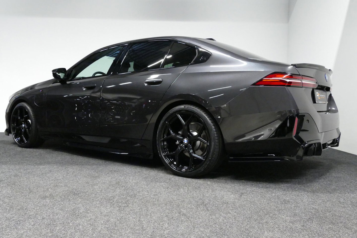 BMW 5 Serie 530e M Sport Edition / M5 Look / M Sport Bodykit / Panoramadak / Stoelkoeling & -verwarming / Iconic Glow / Harman Kardon / Elektr. verstelbare voorstoelen (links memory) / HUD / Rondomzichtcamera / Apple Carplay - Android Auto / Achterbank verwarming / D