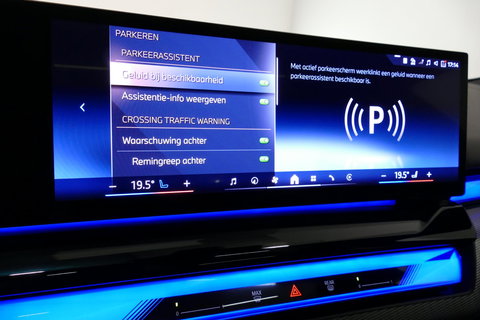 BMW 5 Serie 530e M Sport Edition / M5 Look / M Sport Bodykit / Panoramadak / Stoelkoeling & -verwarming / Iconic Glow / Harman Kardon / Elektr. verstelbare voorstoelen (links memory) / HUD / Rondomzichtcamera / Apple Carplay - Android Auto / Achterbank verwarming / D