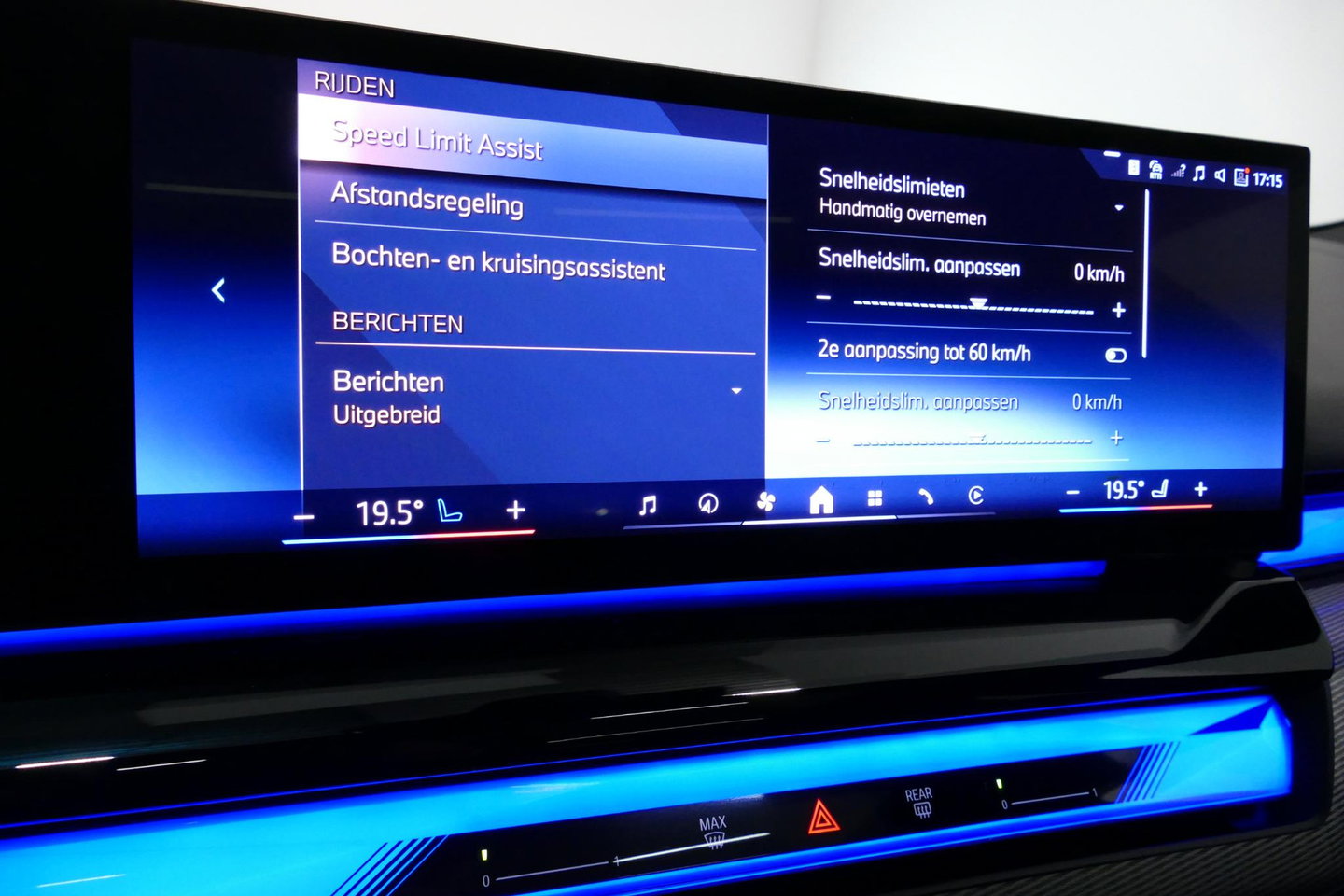 BMW 5 Serie 530e M Sport Edition / M5 Look / M Sport Bodykit / Panoramadak / Stoelkoeling & -verwarming / Iconic Glow / Harman Kardon / Elektr. verstelbare voorstoelen (links memory) / HUD / Rondomzichtcamera / Apple Carplay - Android Auto / Achterbank verwarming / D