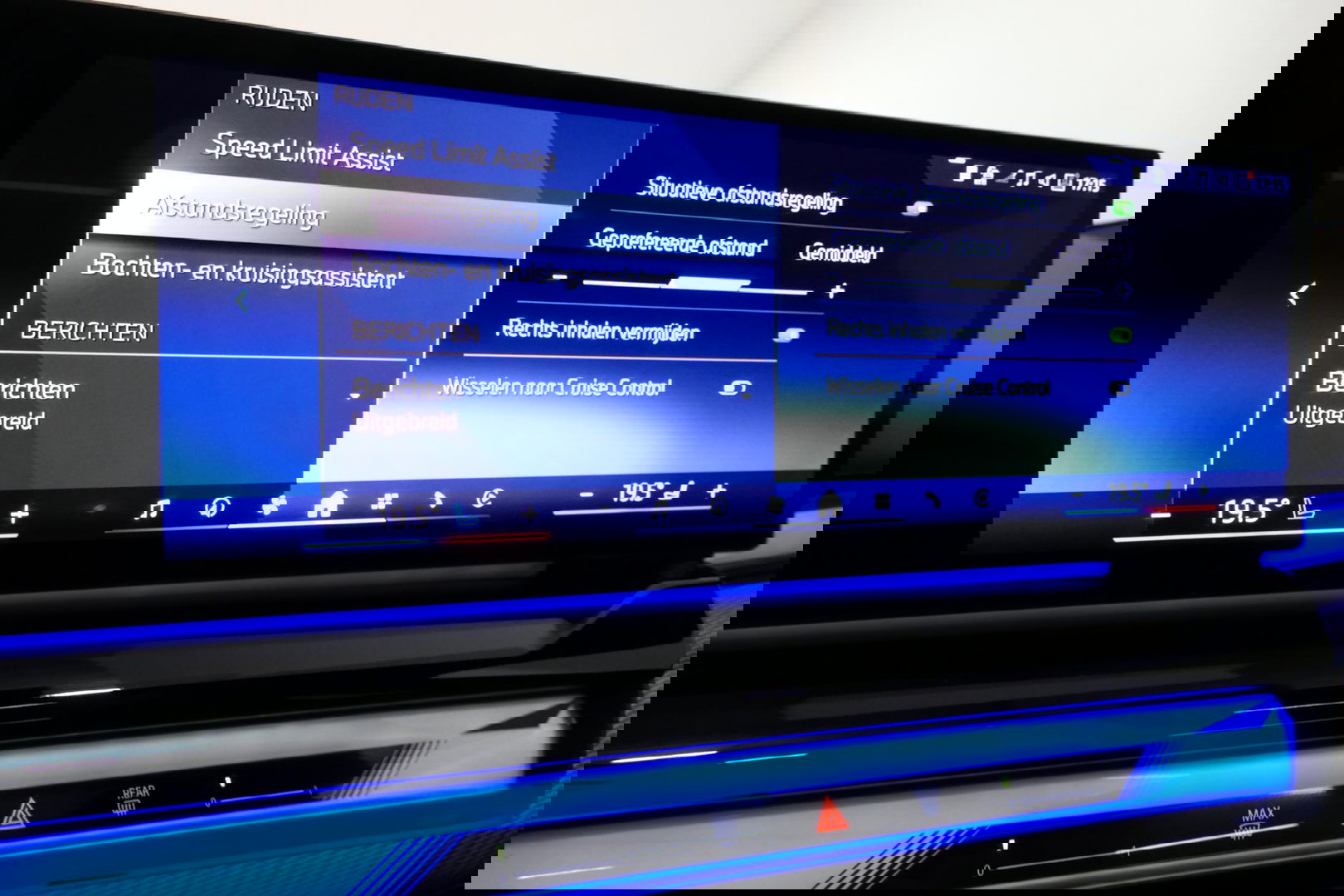 BMW 5 Serie 530e M Sport Edition / M5 Look / M Sport Bodykit / Panoramadak / Stoelkoeling & -verwarming / Iconic Glow / Harman Kardon / Elektr. verstelbare voorstoelen (links memory) / HUD / Rondomzichtcamera / Apple Carplay - Android Auto / Achterbank verwarming / D