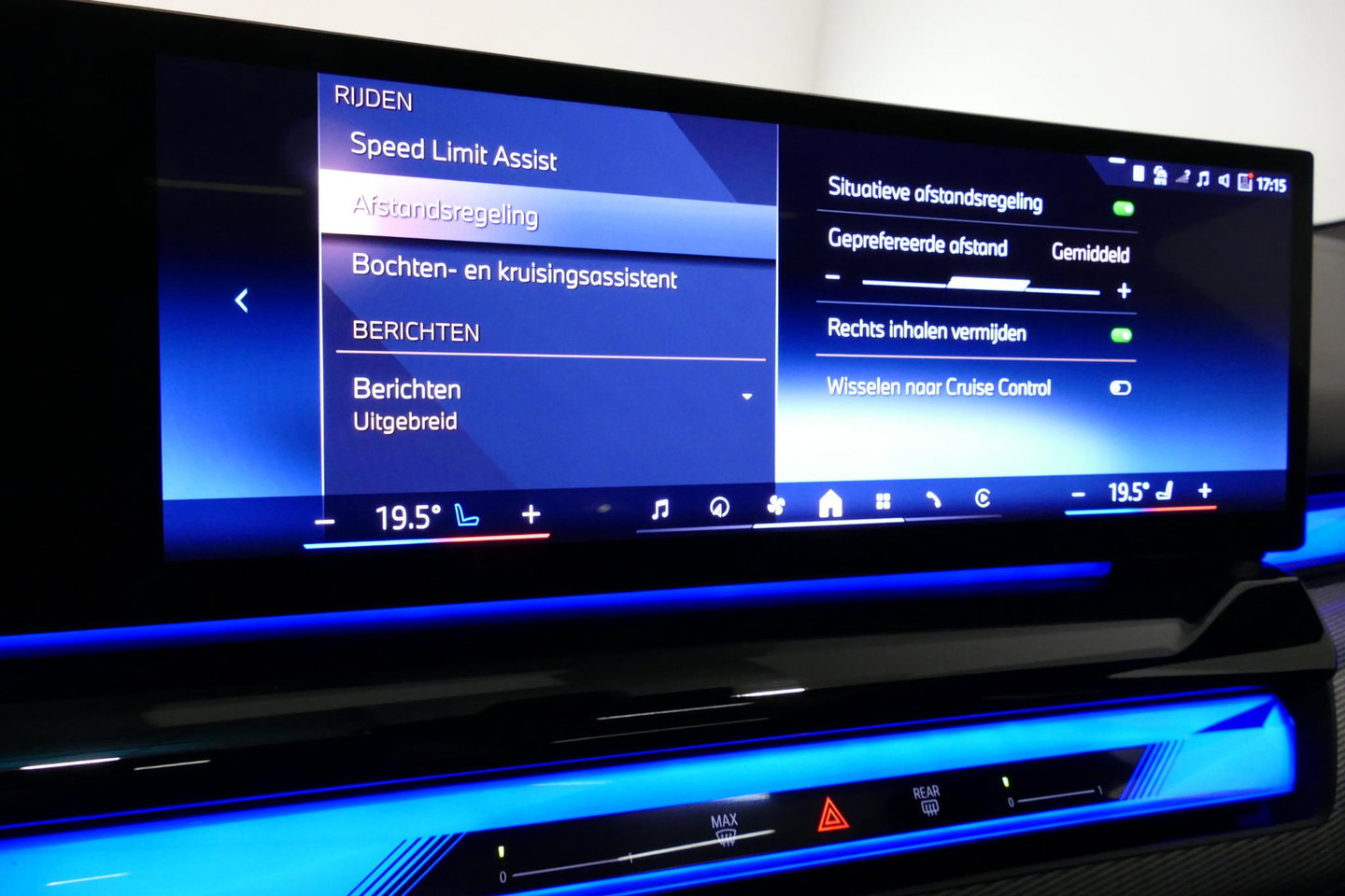 BMW 5 Serie 530e M Sport Edition / M5 Look / M Sport Bodykit / Panoramadak / Stoelkoeling & -verwarming / Iconic Glow / Harman Kardon / Elektr. verstelbare voorstoelen (links memory) / HUD / Rondomzichtcamera / Apple Carplay - Android Auto / Achterbank verwarming / D