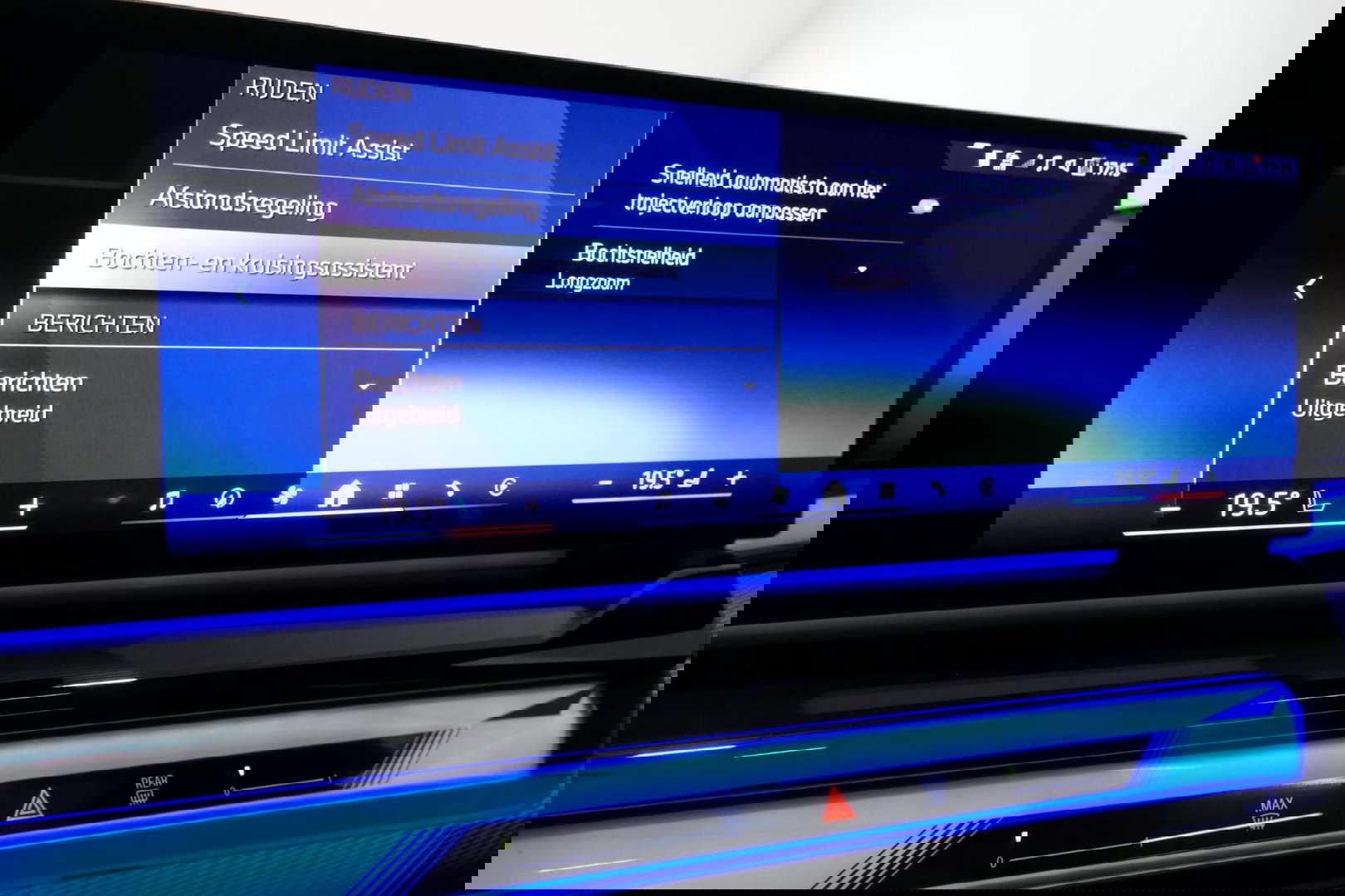 BMW 5 Serie 530e M Sport Edition / M5 Look / M Sport Bodykit / Panoramadak / Stoelkoeling & -verwarming / Iconic Glow / Harman Kardon / Elektr. verstelbare voorstoelen (links memory) / HUD / Rondomzichtcamera / Apple Carplay - Android Auto / Achterbank verwarming / D