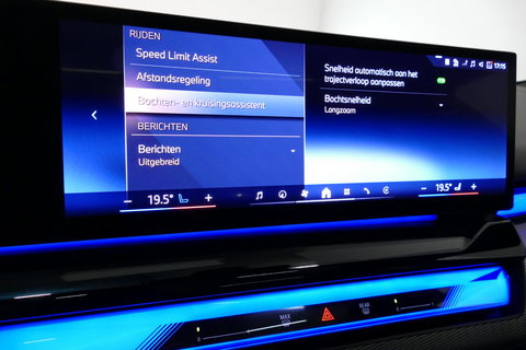 BMW 5 Serie 530e M Sport Edition / M5 Look / M Sport Bodykit / Panoramadak / Stoelkoeling & -verwarming / Iconic Glow / Harman Kardon / Elektr. verstelbare voorstoelen (links memory) / HUD / Rondomzichtcamera / Apple Carplay - Android Auto / Achterbank verwarming / D