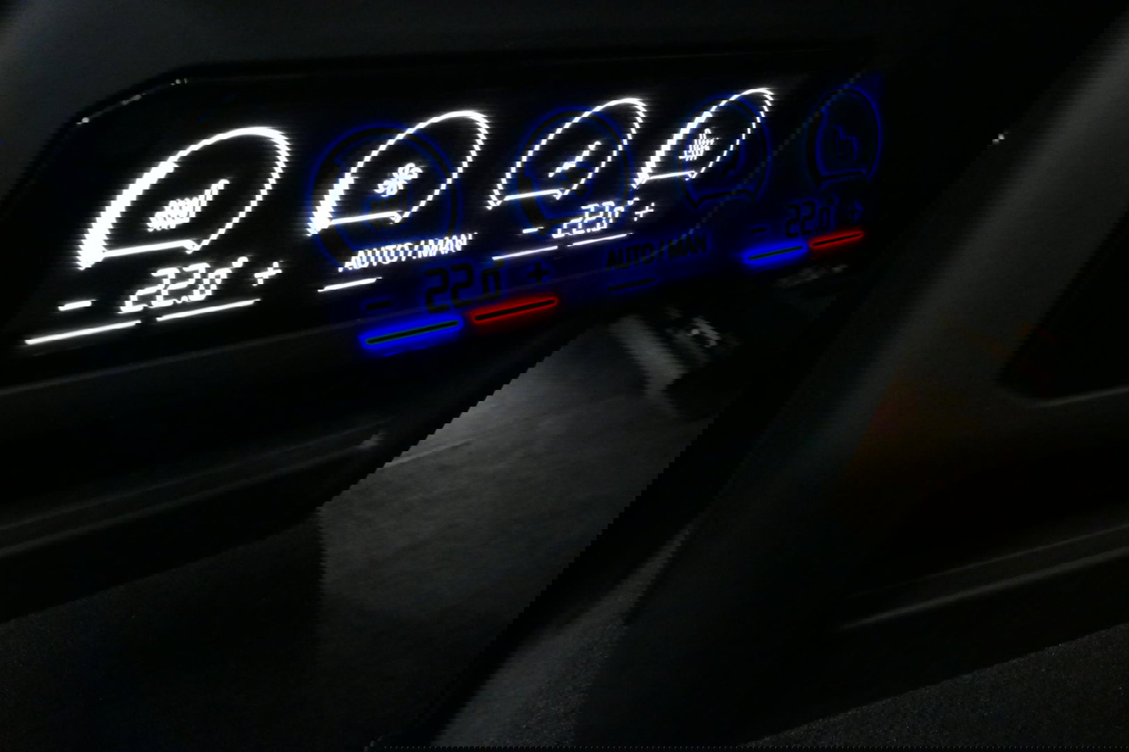 BMW 5 Serie 530e M Sport Edition / M5 Look / M Sport Bodykit / Panoramadak / Stoelkoeling & -verwarming / Iconic Glow / Harman Kardon / Elektr. verstelbare voorstoelen (links memory) / HUD / Rondomzichtcamera / Apple Carplay - Android Auto / Achterbank verwarming / D