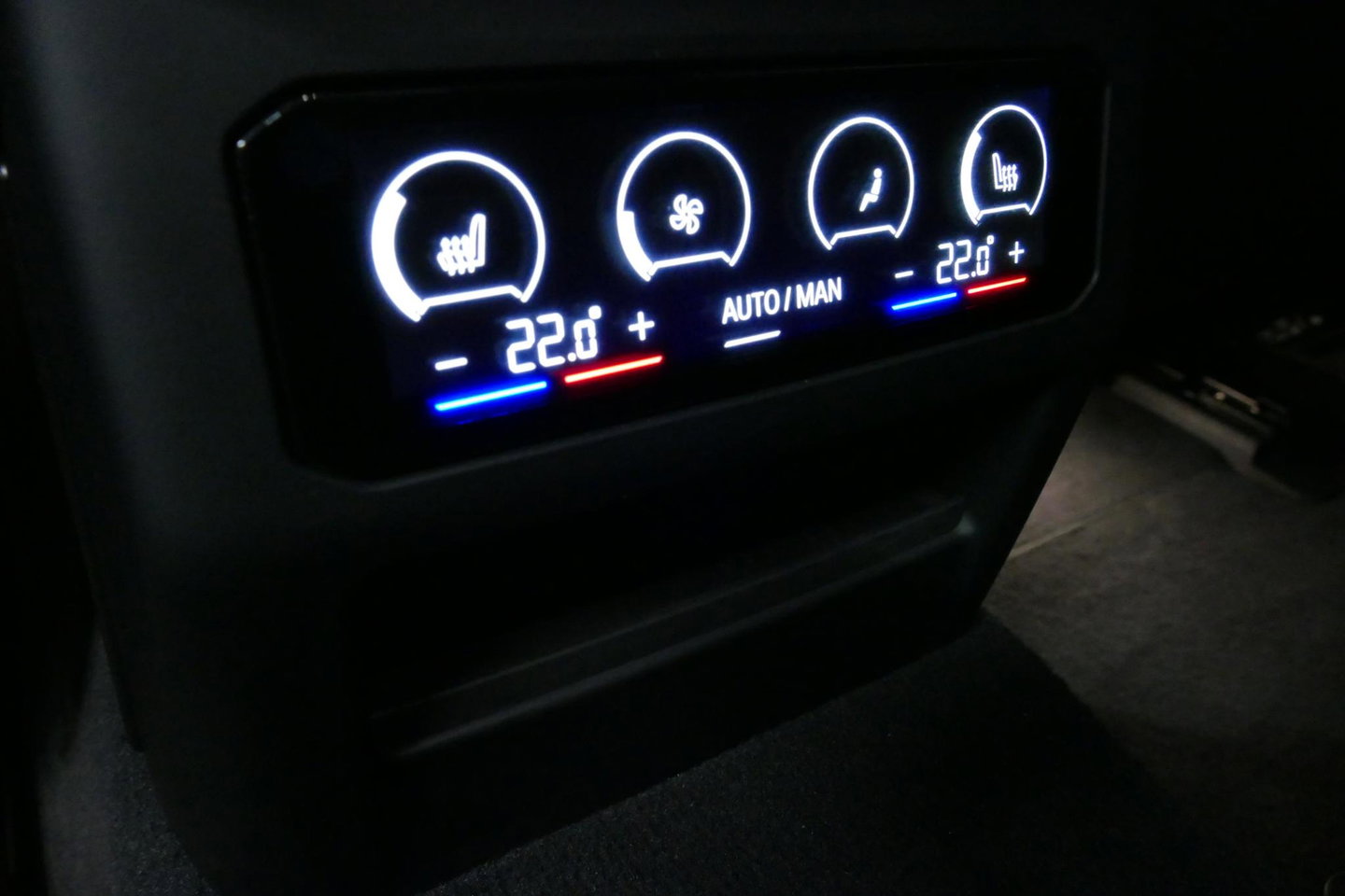 BMW 5 Serie 530e M Sport Edition / M5 Look / M Sport Bodykit / Panoramadak / Stoelkoeling & -verwarming / Iconic Glow / Harman Kardon / Elektr. verstelbare voorstoelen (links memory) / HUD / Rondomzichtcamera / Apple Carplay - Android Auto / Achterbank verwarming / D