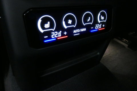 BMW 5 Serie 530e M Sport Edition / M5 Look / M Sport Bodykit / Panoramadak / Stoelkoeling & -verwarming / Iconic Glow / Harman Kardon / Elektr. verstelbare voorstoelen (links memory) / HUD / Rondomzichtcamera / Apple Carplay - Android Auto / Achterbank verwarming / D