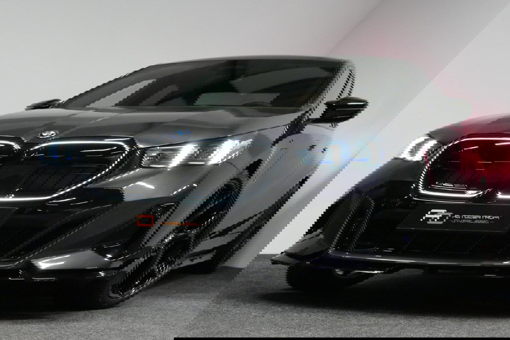 BMW 5 Serie 530e M Sport Edition / M5 Look / M Sport Bodykit / Panoramadak / Stoelkoeling & -verwarming / Iconic Glow / Harman Kardon / Elektr. verstelbare voorstoelen (links memory) / HUD / Rondomzichtcamera / Apple Carplay - Android Auto / Achterbank verwarming / D