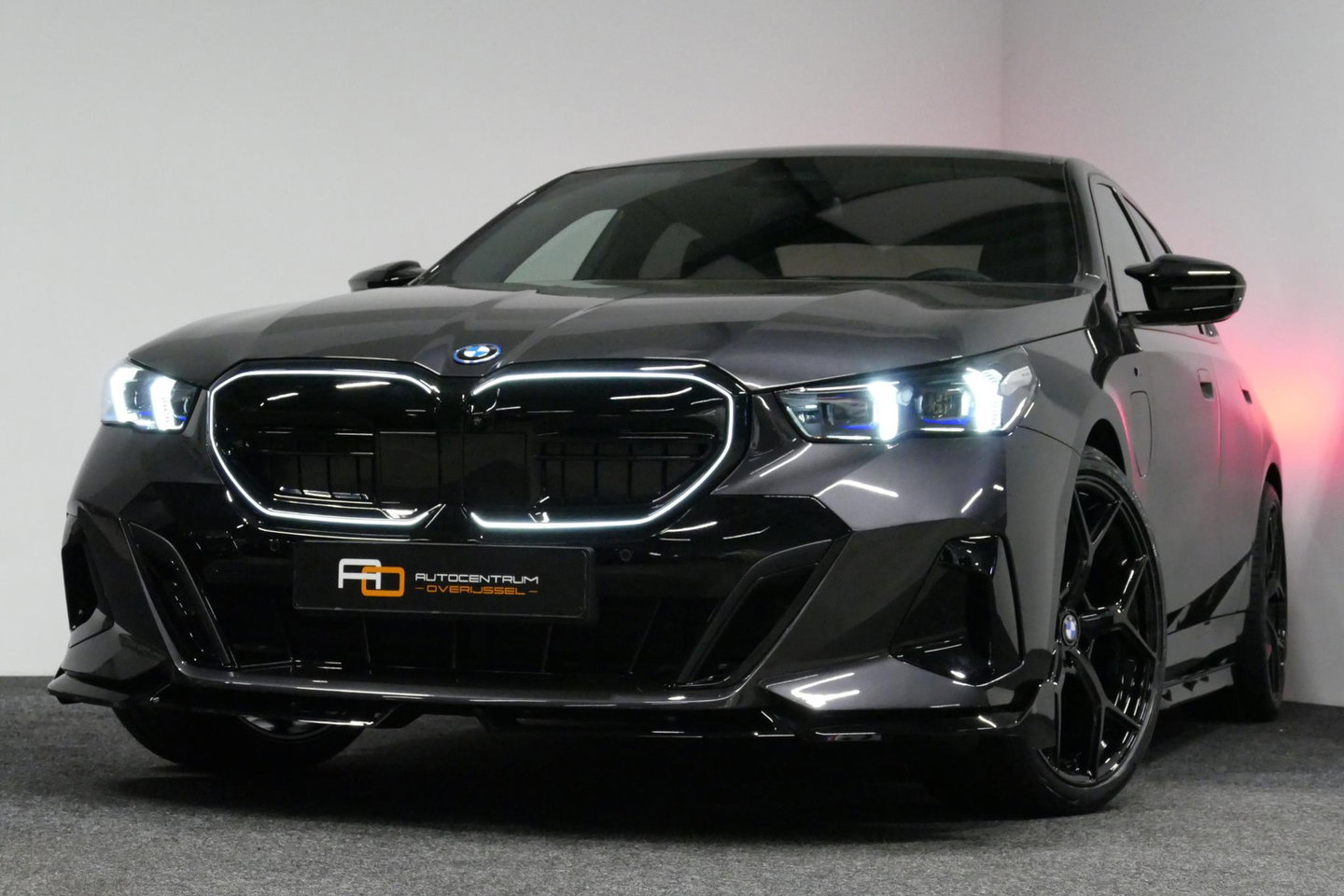 BMW 5 Serie 530e M Sport Edition / M5 Look / M Sport Bodykit / Panoramadak / Stoelkoeling & -verwarming / Iconic Glow / Harman Kardon / Elektr. verstelbare voorstoelen (links memory) / HUD / Rondomzichtcamera / Apple Carplay - Android Auto / Achterbank verwarming / D