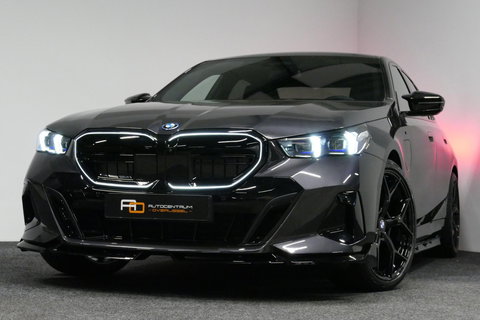 BMW 5 Serie 530e M Sport Edition / M5 Look / M Sport Bodykit / Panoramadak / Stoelkoeling & -verwarming / Iconic Glow / Harman Kardon / Elektr. verstelbare voorstoelen (links memory) / HUD / Rondomzichtcamera / Apple Carplay - Android Auto / Achterbank verwarming / D