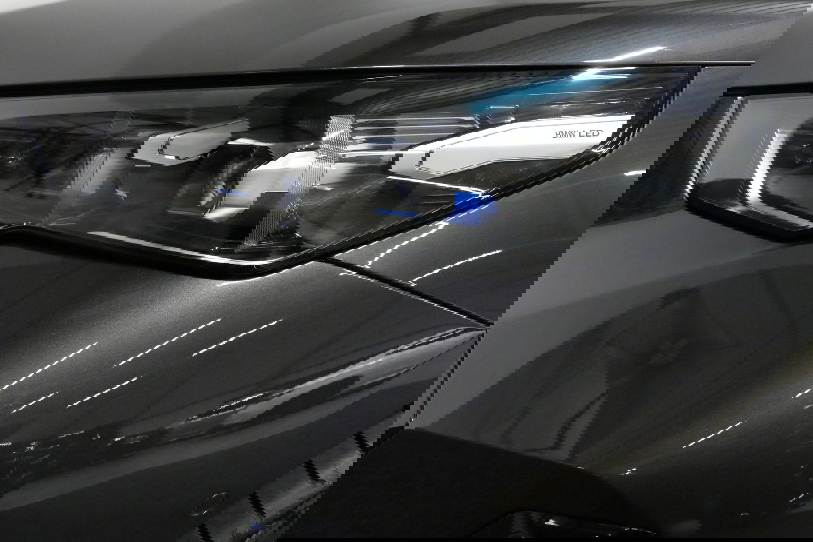 BMW 5 Serie 530e M Sport Edition / M5 Look / M Sport Bodykit / Panoramadak / Stoelkoeling & -verwarming / Iconic Glow / Harman Kardon / Elektr. verstelbare voorstoelen (links memory) / HUD / Rondomzichtcamera / Apple Carplay - Android Auto / Achterbank verwarming / D