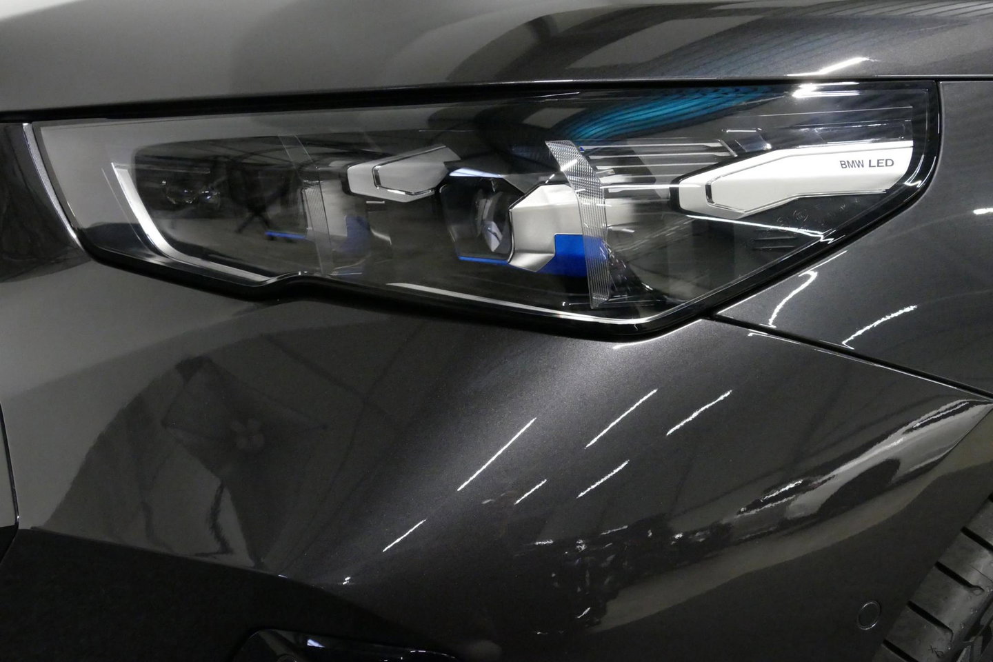 BMW 5 Serie 530e M Sport Edition / M5 Look / M Sport Bodykit / Panoramadak / Stoelkoeling & -verwarming / Iconic Glow / Harman Kardon / Elektr. verstelbare voorstoelen (links memory) / HUD / Rondomzichtcamera / Apple Carplay - Android Auto / Achterbank verwarming / D