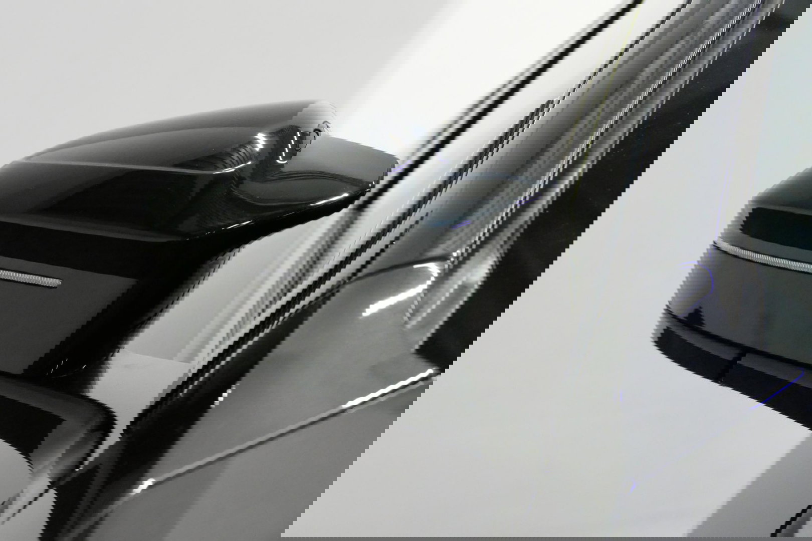 BMW 5 Serie 530e M Sport Edition / M5 Look / M Sport Bodykit / Panoramadak / Stoelkoeling & -verwarming / Iconic Glow / Harman Kardon / Elektr. verstelbare voorstoelen (links memory) / HUD / Rondomzichtcamera / Apple Carplay - Android Auto / Achterbank verwarming / D