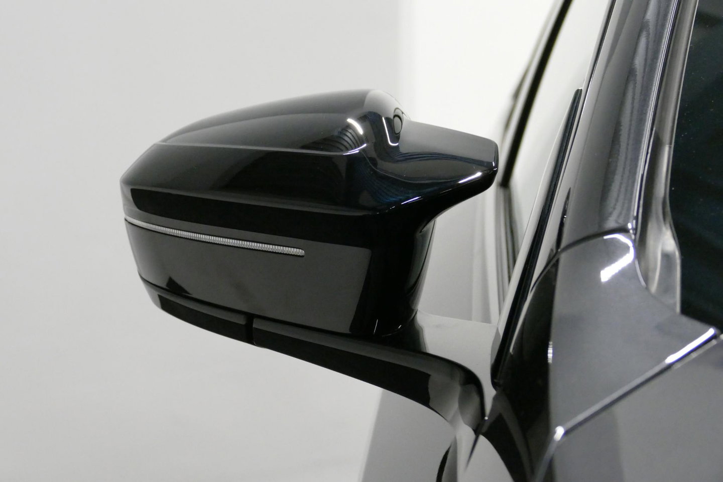 BMW 5 Serie 530e M Sport Edition / M5 Look / M Sport Bodykit / Panoramadak / Stoelkoeling & -verwarming / Iconic Glow / Harman Kardon / Elektr. verstelbare voorstoelen (links memory) / HUD / Rondomzichtcamera / Apple Carplay - Android Auto / Achterbank verwarming / D