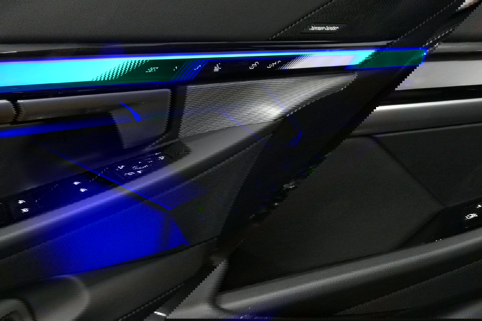 BMW 5 Serie 530e M Sport Edition / M5 Look / M Sport Bodykit / Panoramadak / Stoelkoeling & -verwarming / Iconic Glow / Harman Kardon / Elektr. verstelbare voorstoelen (links memory) / HUD / Rondomzichtcamera / Apple Carplay - Android Auto / Achterbank verwarming / D