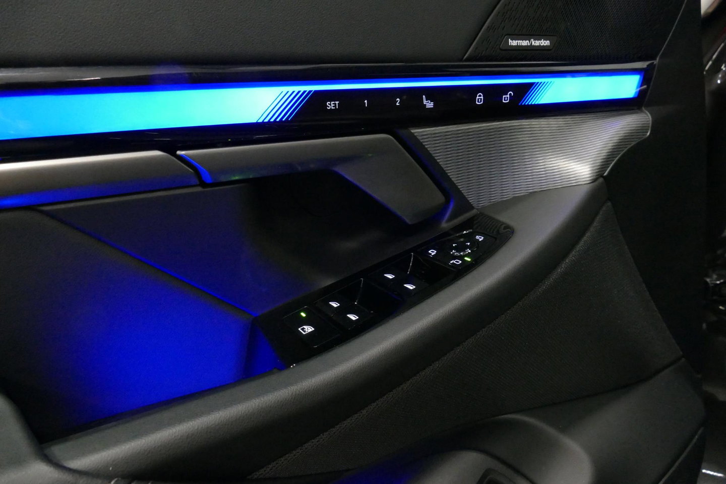 BMW 5 Serie 530e M Sport Edition / M5 Look / M Sport Bodykit / Panoramadak / Stoelkoeling & -verwarming / Iconic Glow / Harman Kardon / Elektr. verstelbare voorstoelen (links memory) / HUD / Rondomzichtcamera / Apple Carplay - Android Auto / Achterbank verwarming / D