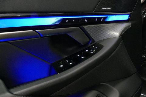 BMW 5 Serie 530e M Sport Edition / M5 Look / M Sport Bodykit / Panoramadak / Stoelkoeling & -verwarming / Iconic Glow / Harman Kardon / Elektr. verstelbare voorstoelen (links memory) / HUD / Rondomzichtcamera / Apple Carplay - Android Auto / Achterbank verwarming / D