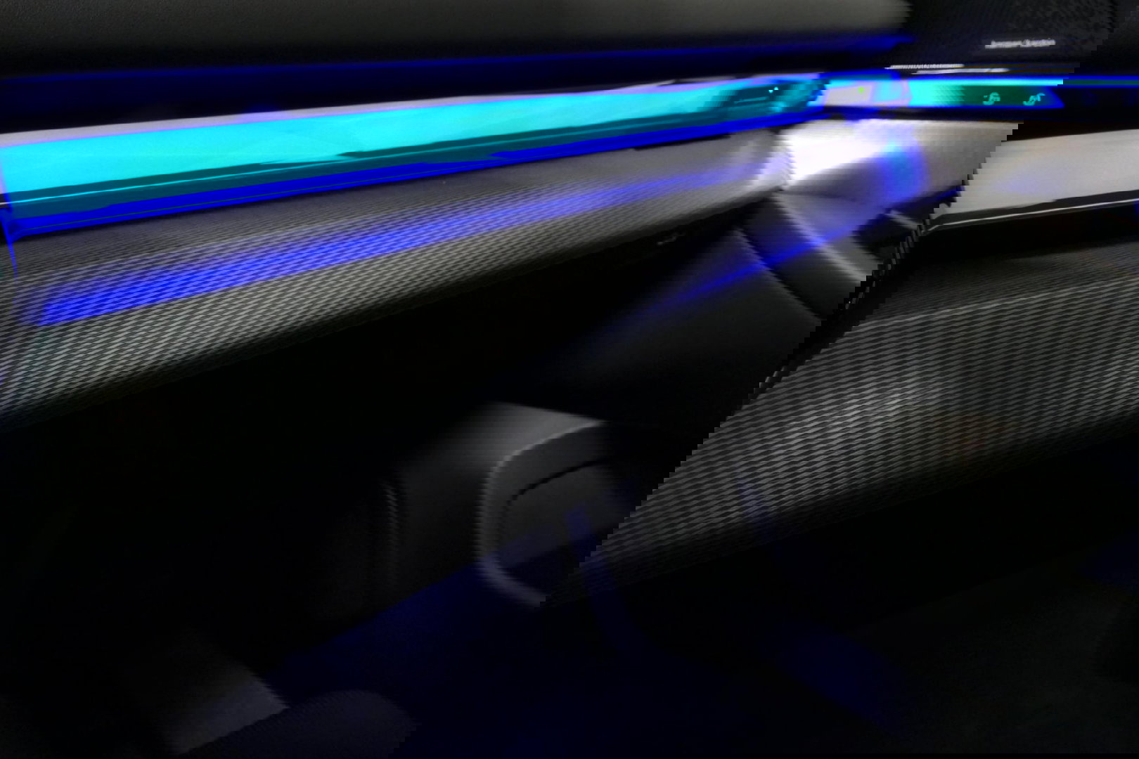 BMW 5 Serie 530e M Sport Edition / M5 Look / M Sport Bodykit / Panoramadak / Stoelkoeling & -verwarming / Iconic Glow / Harman Kardon / Elektr. verstelbare voorstoelen (links memory) / HUD / Rondomzichtcamera / Apple Carplay - Android Auto / Achterbank verwarming / D