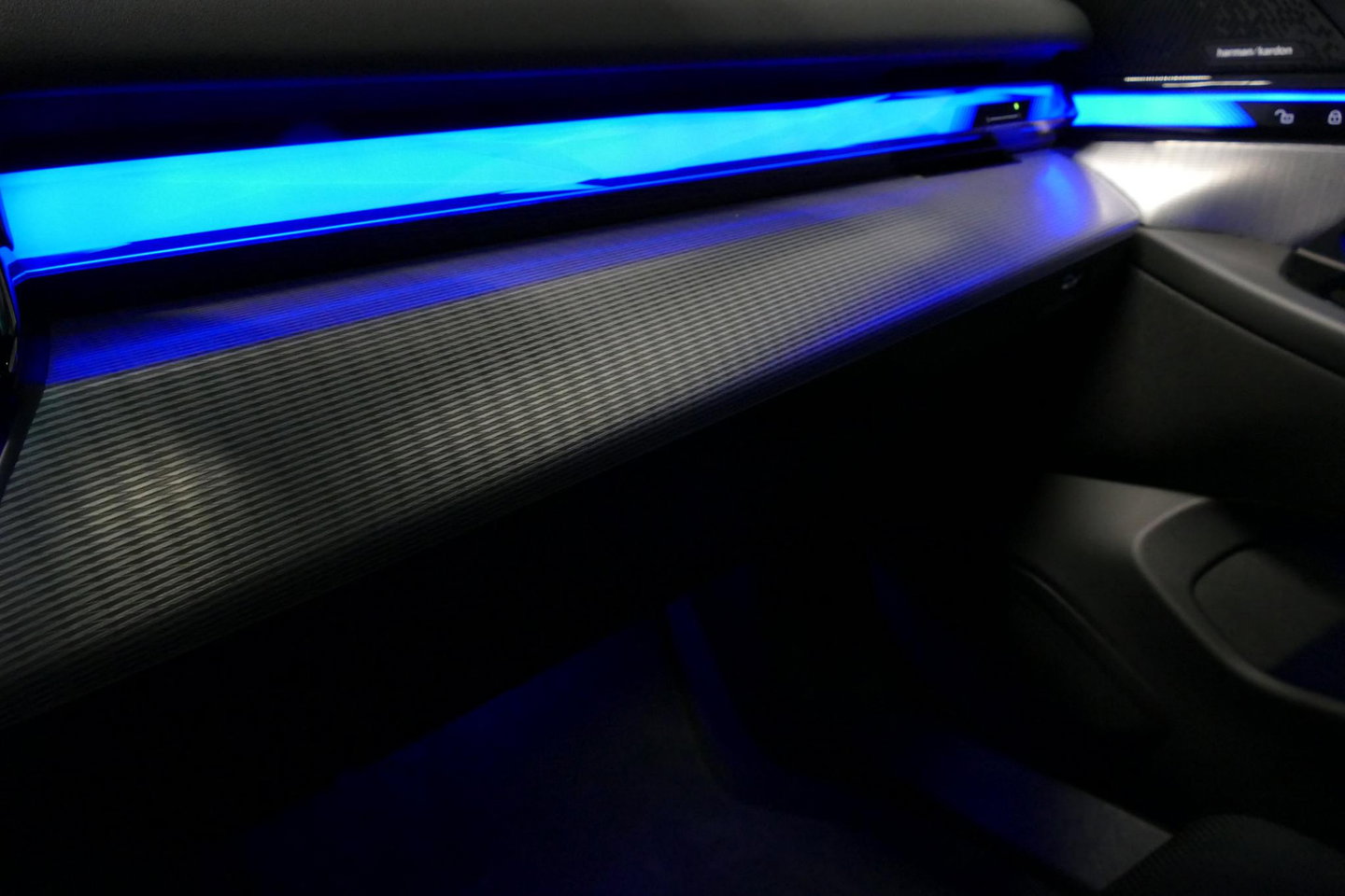 BMW 5 Serie 530e M Sport Edition / M5 Look / M Sport Bodykit / Panoramadak / Stoelkoeling & -verwarming / Iconic Glow / Harman Kardon / Elektr. verstelbare voorstoelen (links memory) / HUD / Rondomzichtcamera / Apple Carplay - Android Auto / Achterbank verwarming / D