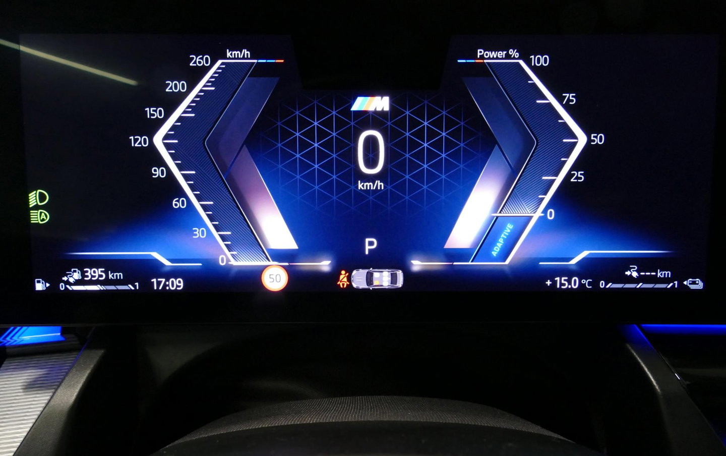 BMW 5 Serie 530e M Sport Edition / M5 Look / M Sport Bodykit / Panoramadak / Stoelkoeling & -verwarming / Iconic Glow / Harman Kardon / Elektr. verstelbare voorstoelen (links memory) / HUD / Rondomzichtcamera / Apple Carplay - Android Auto / Achterbank verwarming / D