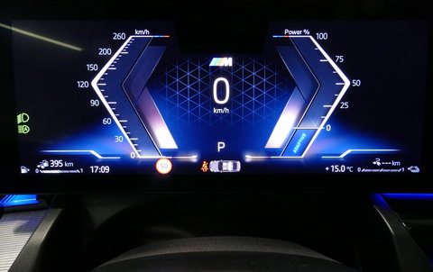 BMW 5 Serie 530e M Sport Edition / M5 Look / M Sport Bodykit / Panoramadak / Stoelkoeling & -verwarming / Iconic Glow / Harman Kardon / Elektr. verstelbare voorstoelen (links memory) / HUD / Rondomzichtcamera / Apple Carplay - Android Auto / Achterbank verwarming / D