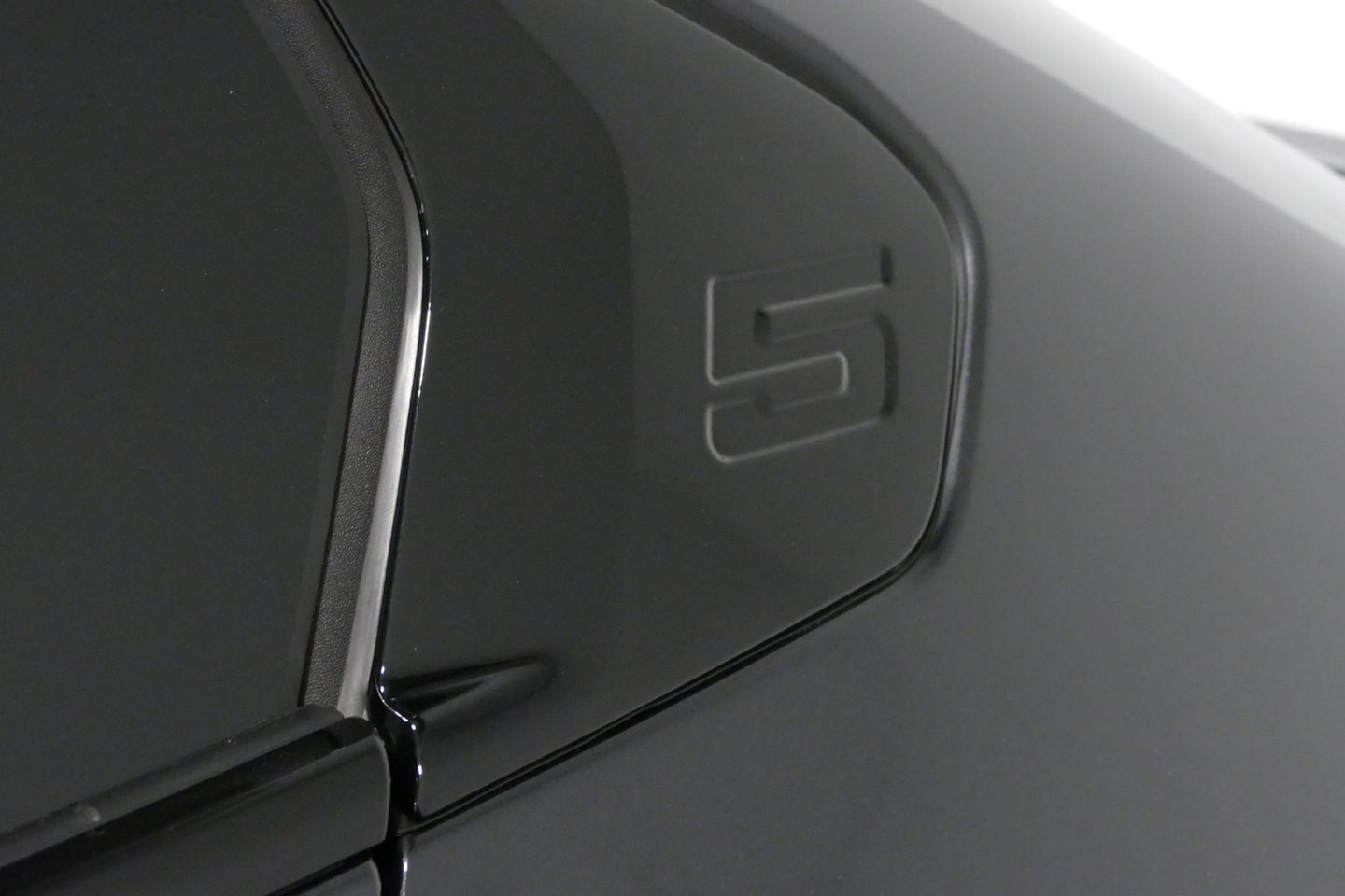 BMW 5 Serie 530e M Sport Edition / M5 Look / M Sport Bodykit / Panoramadak / Stoelkoeling & -verwarming / Iconic Glow / Harman Kardon / Elektr. verstelbare voorstoelen (links memory) / HUD / Rondomzichtcamera / Apple Carplay - Android Auto / Achterbank verwarming / D